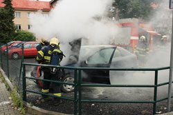 Požár auta v Smolnici v okrese Louny