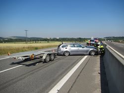 Nehoda osobního vozu s kamionem omezila provoz na hlavním tahu od Hulína na Otrokovice