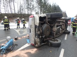 Nehoda tří osobní vozidel u Vysokova s křižovatkou plnou mouky