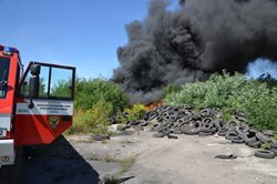 Černý dým vystrašil Kladno – hořela nelegální skládka pneumatik FOTOGALERIE