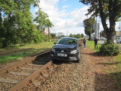 Automobil na kolejích zastavil železniční dopravu mezi Otrokovicemi a Zlínem.