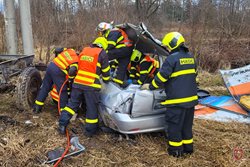 Hydraulické vyprošťovací nástroje použili hasiči při nehodě v Šenově