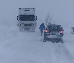V závějích sněhu u Kramolína uvázly dva kamiony a dalších šestnáct aut