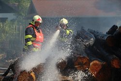 Požár kůlny se dřevem a nářadím v obci Růžová