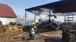 Při požáru v Truskovicích byl vyhlášen druhý stupeň požárního poplachu