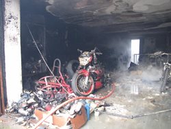 Ve Svobodných Dvorech v Královéhradeckém kraji zasahovali hasiči u požáru podzemní garáže