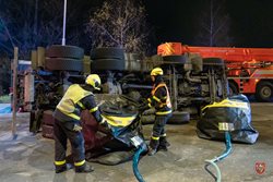 Ve Frýdku-Místku se převrátil nákladní automobil s kovovými profily, hasiči ho vrátili na kola