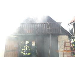 Požár garáže a altánu likvidovali hasiči v Broumově