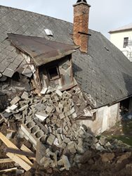 Sesunutá opěrná zeď a půda poškodily rodinný dům
