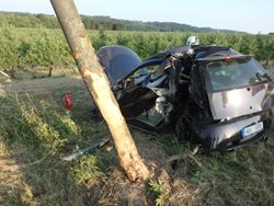Auto na Rychnovsku narazilo do stromu, projelo plotem a skončilo v poli