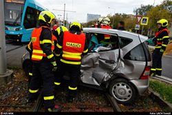 Po střetu tramvaje a osobního vozu v Ostravě-Hrabůvce vyprostili hasiči dva lidi