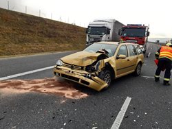 Dopravní nehoda osobního auta na D8 u Opárna