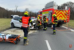 V Lichnově se střetly dva osobní vozy, jeden z nich byl na hybridní pohon