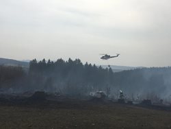 Požár lesního porostu mezi Rudimovem a Pitínem si vyžádal nasazení vrtulníku