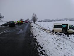 Dopravní nehoda tří osobních aut a dodávky u Drahomyšli