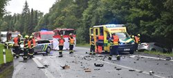 Na silnici I/6 u Olšových Vrat se srazilo osobní auto s nákladním, jeden člověk zemřel