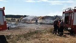 Třetí poplachový stupeň při požáru pole na Benešovsku