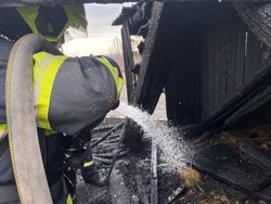 Při požáru hospodářské budovy na Opavsku zasahovalo 10 jednotek hasičů