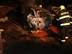 Škoda po požáru dvou vozidel šla do statisíců