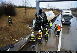 Po nehodě několika kamionů na Pražském okruhu unikala nafta z poškozených nádrží