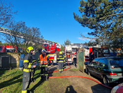 Požár domu likvidovaly tři jednotky hasičů