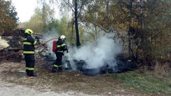 Oproti minulým letům v Karlovarském kraji v průběhu babího léta výrazně narostl počet venkovních požárů trávy a lesních porostů