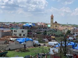 Dva týdny po ničivém tornádu Hasičský záchranný sbor České republiky i nadále pomáhá obcím na Břeclavsku a Hodonínsku