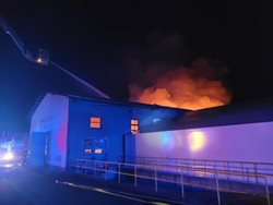 Škodu 13 miliónů korun způsobil noční požár skladu v Raškovicích