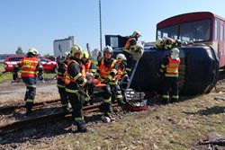 Při srážce dodávky s vlakem bylo zraněno 13 lidí
