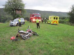 Jízda dvou motorkářů na louce skončila srážkou a těžkým zraněním 