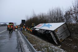 Po nehodě litevského kamionu na dálnici hasiči odčerpali dvě stovky litrů nafty