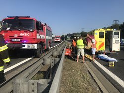 Nehoda tří kamionů zastavila provoz na dálnici D1 před Prahou FOTOGALERIE