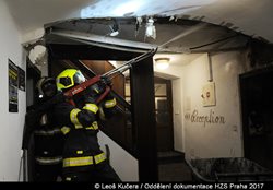 V restauraci hotelu v centru Prahy hořelo v klimatizaci umístěné nad sádrokartonovým podhledem