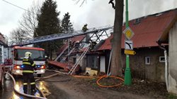 Přizděný trám v komíně způsobil požár střechy rodinného domu na Litovelsku 