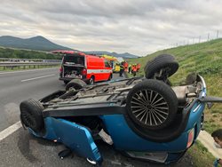 Dopravní nehoda osobního automobilu na dálnici D8