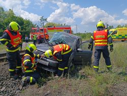 Další pondělní železniční nehoda na Karvinsku – 2 lokomotivy a VW Touran