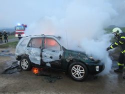 Plameny pohltily osobní vozidlo u obce Lukov na Zlínsku