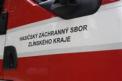 Osobní auto ve Valašském Mezeříčí se zaklínilo do autobusu ve kterém bylo dvacet cestujících 