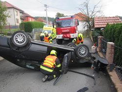 Nehoda v obci na Zlínsku zablokovala komunikaci
