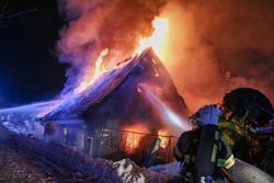 Třináct jednotek hasičů zasahovalo u požáru domu