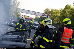 Při dvou nedělních požárech osobních vozidel vznikla škoda přesahující 100 tisíc korun