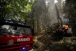 Požár harvestoru v lesním porostu