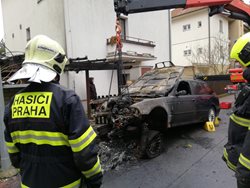 Při požáru auta v pražské Velké Chuchli zemřel člověk.
