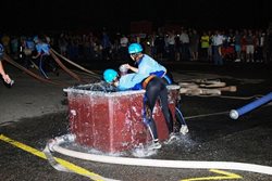 Tradiční večerní soutěž hasičů v požárním útoku