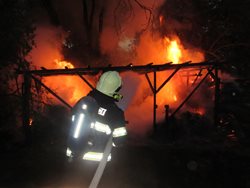 Požár přístřešku se senem, během požáru hasiči hledali osobu volající o pomoc