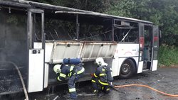 Požár odstaveného autobusu v Malé Morávce způsobil škodu za půl milionu, hasiči museli odčerpat naftu