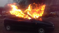 Po nehodě začalo vozidlo hořet