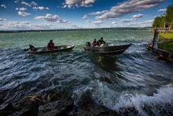 Hasiči zachraňovali na vodní nádrži Rozkoš osoby z převrácené loďky