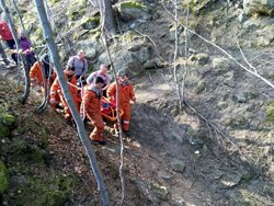 Zraněnou ženu museli z Pulčínských skal transportovat hasiči.