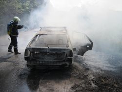 Plameny zcela zničily osobní automobil. 